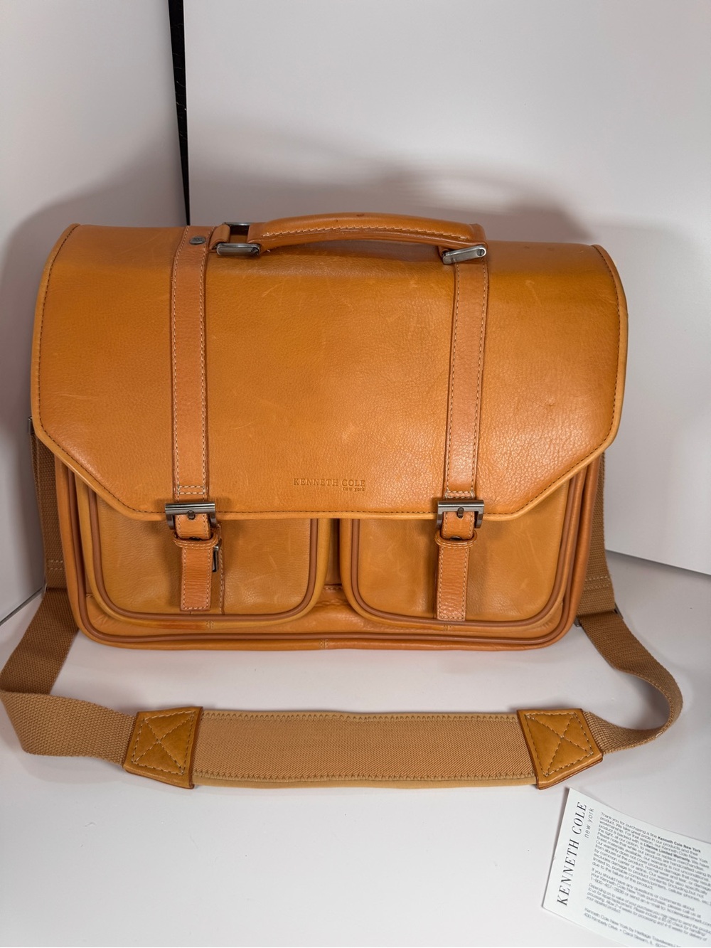 Great condition Kenneth Cole Colombian Leather Messenger Briefcase Portfolio Bag